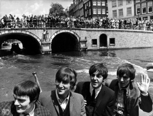 Beatles tijdens rondvaart door Amsterdam: 6 juni 1964